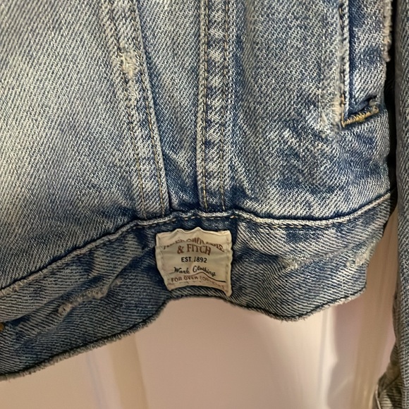 NWT Abercombie and Fitch Vintage Jean jacket in size small - Picture 4 of 5